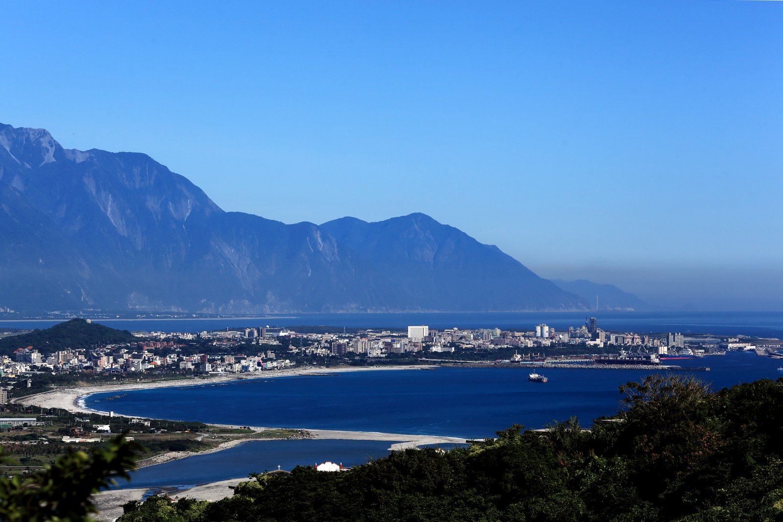 花蓮高空鳥瞰,中央山脈、海岸線與市區全景