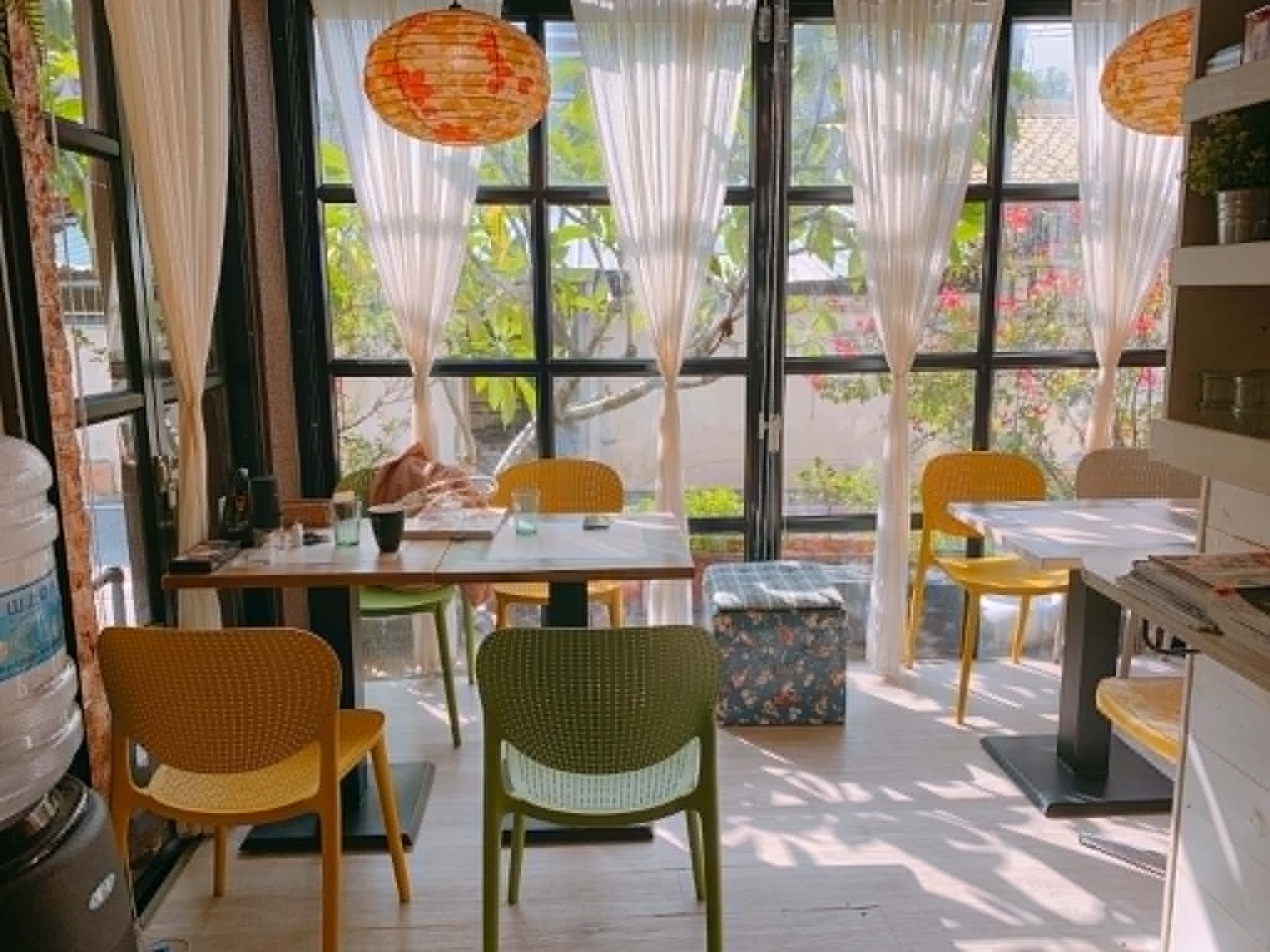 小小洋房店內座位區，大面採光窗與綠意