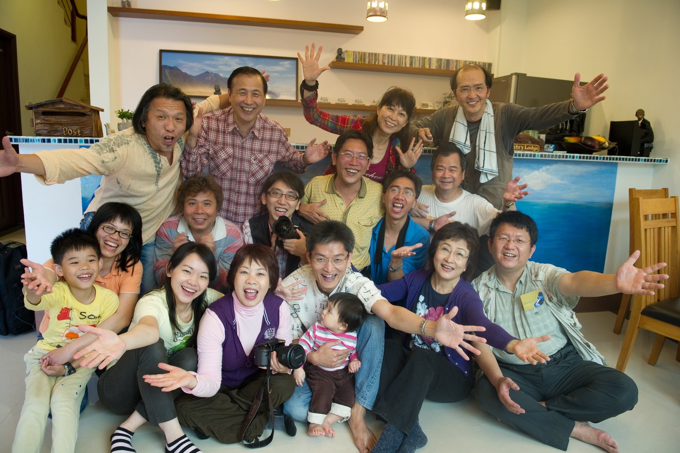 怡然居老友們齊聚民宿內的合照