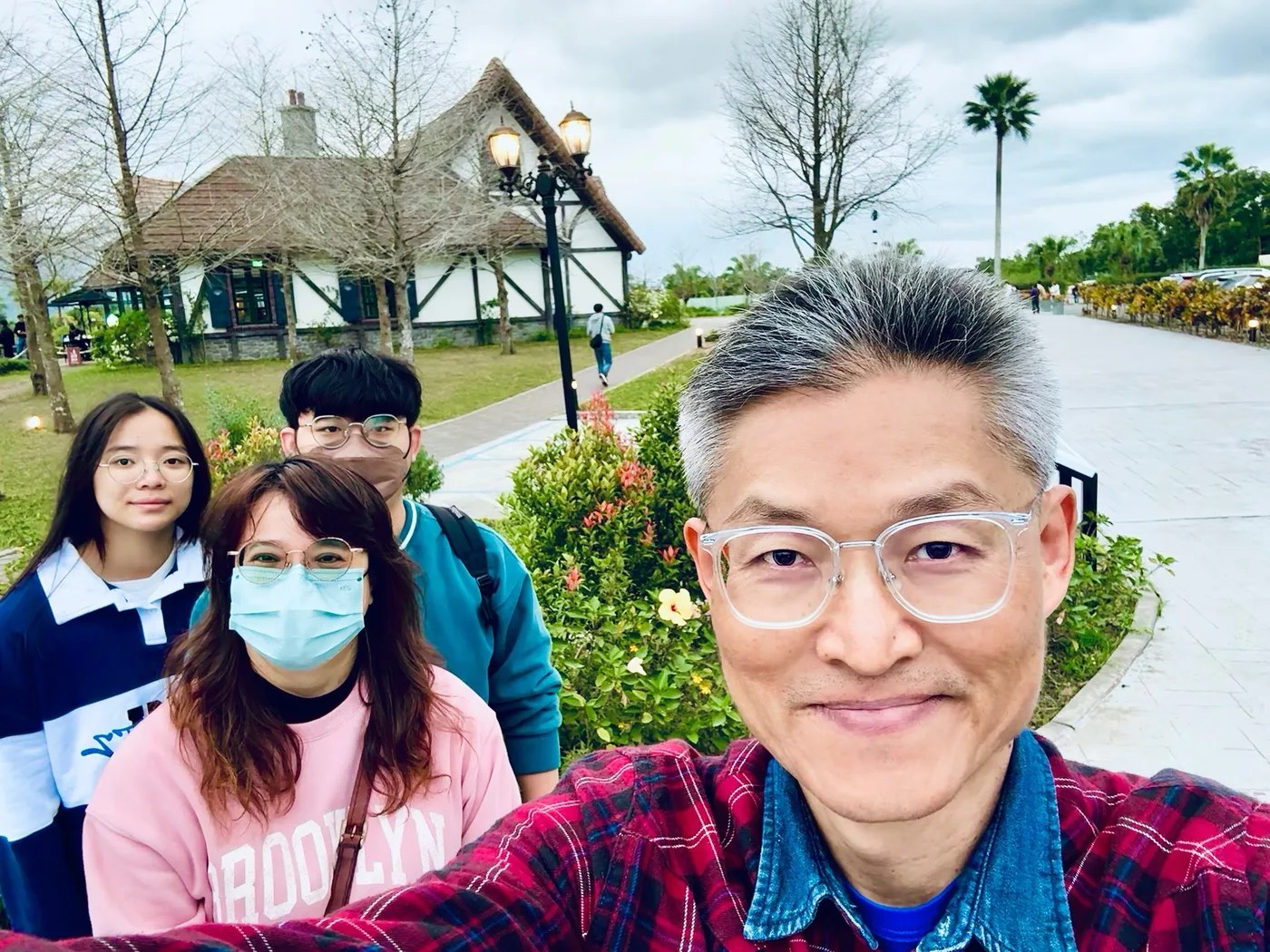 琴南與美鳳一家出遊合影