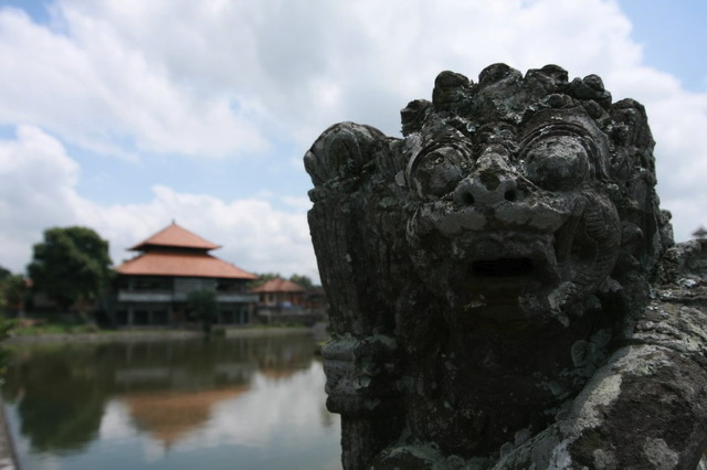 2009年峇里島旅程照片，石雕守護神像與水畔涼亭
