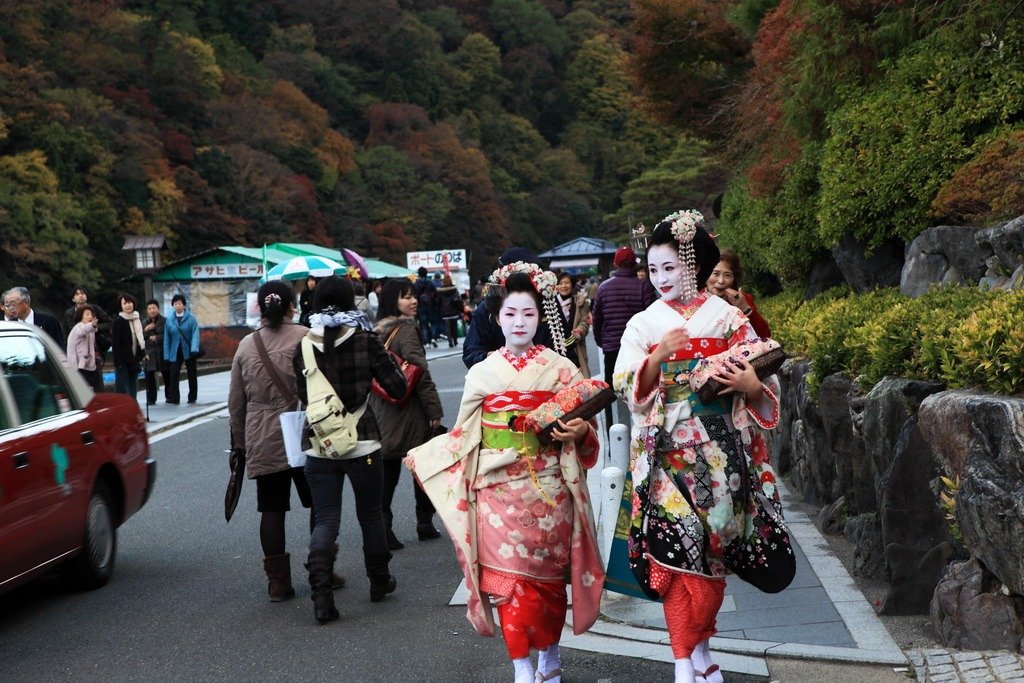 京都旅程照片，和服身影走在街道上