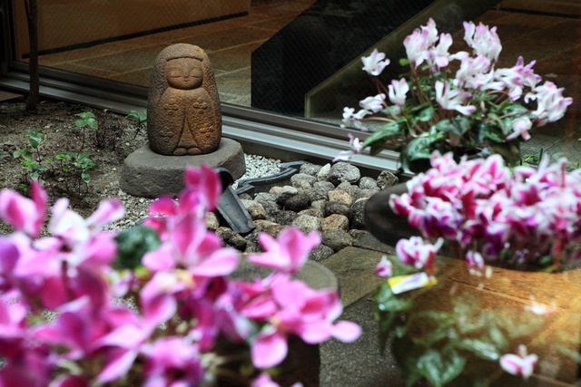 京都旅程照片，庭園石地藏與花卉
