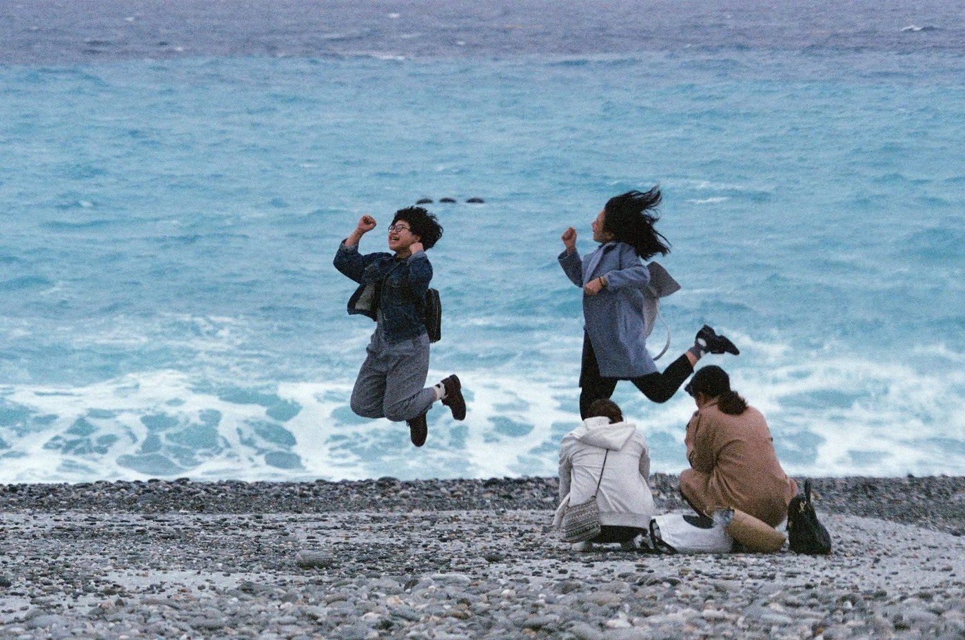 換宿朋友們在花蓮海邊跳躍合影